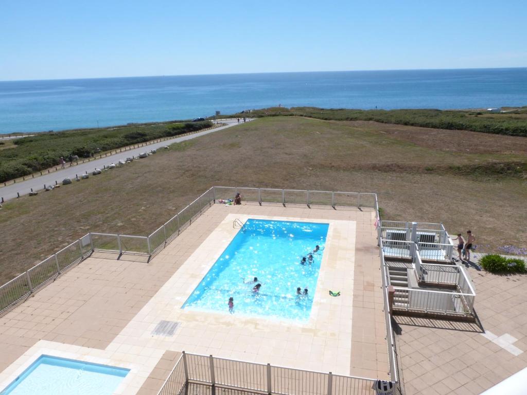 Bazén v ubytovaní Ty Trugar T2 classé 3 étoiles face à l'océan piscine tennis alebo v jeho blízkosti