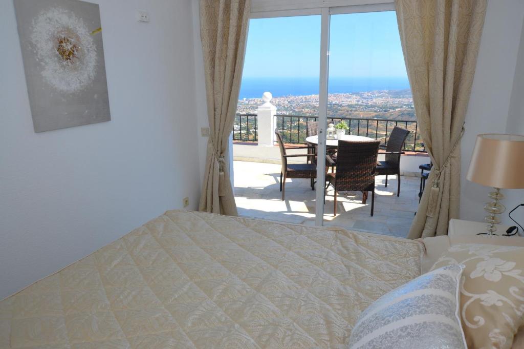 Postel nebo postele na pokoji v ubytování Mirador De Mijas Penthouse Apt Blq 2