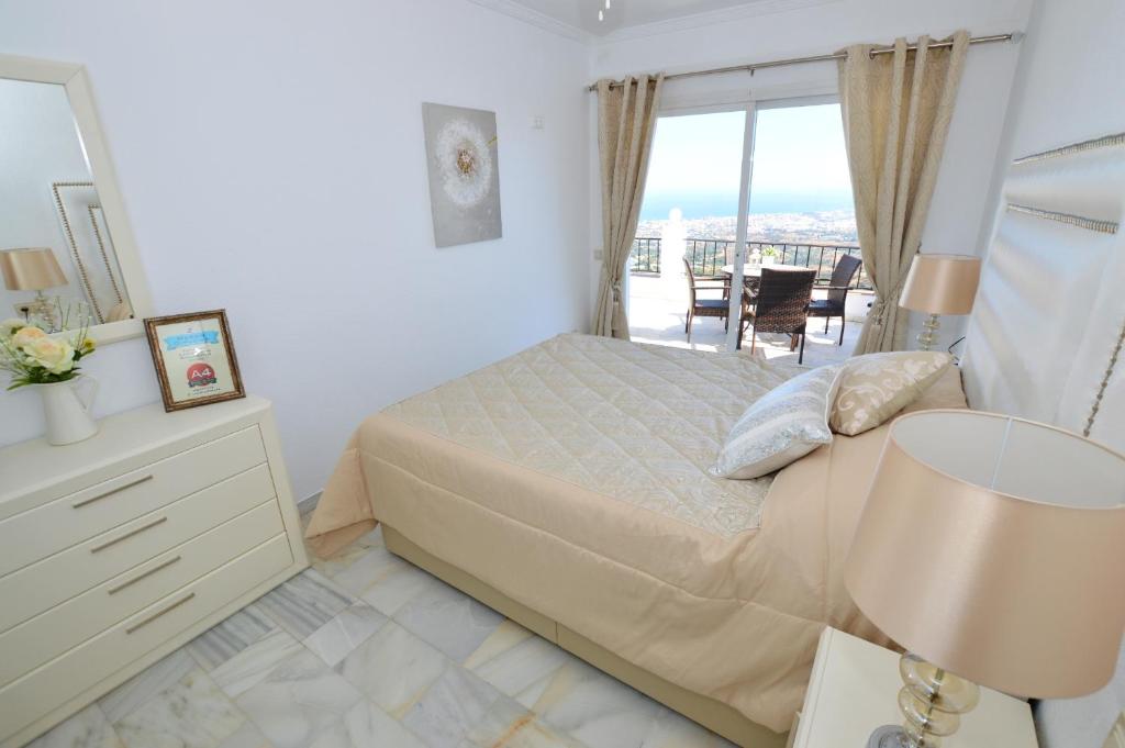 Postel nebo postele na pokoji v ubytování Mirador De Mijas Penthouse Apt Blq 2