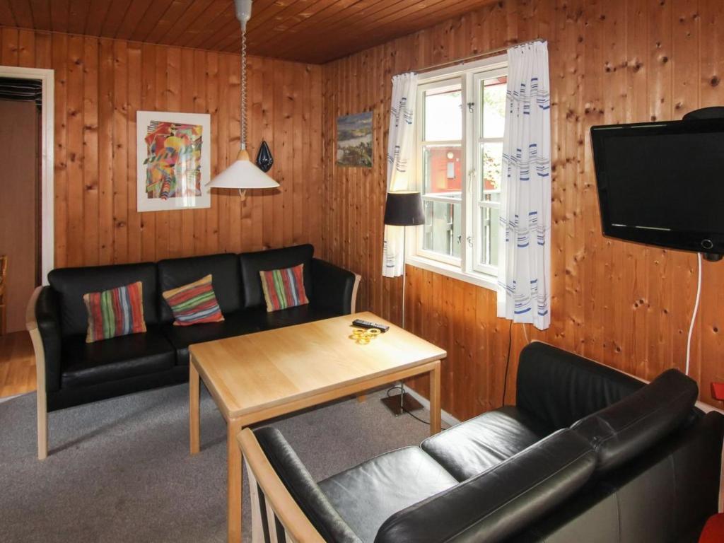 TV a/nebo společenská místnost v ubytování Holiday Home Gunder - 125m from the sea by Interhome