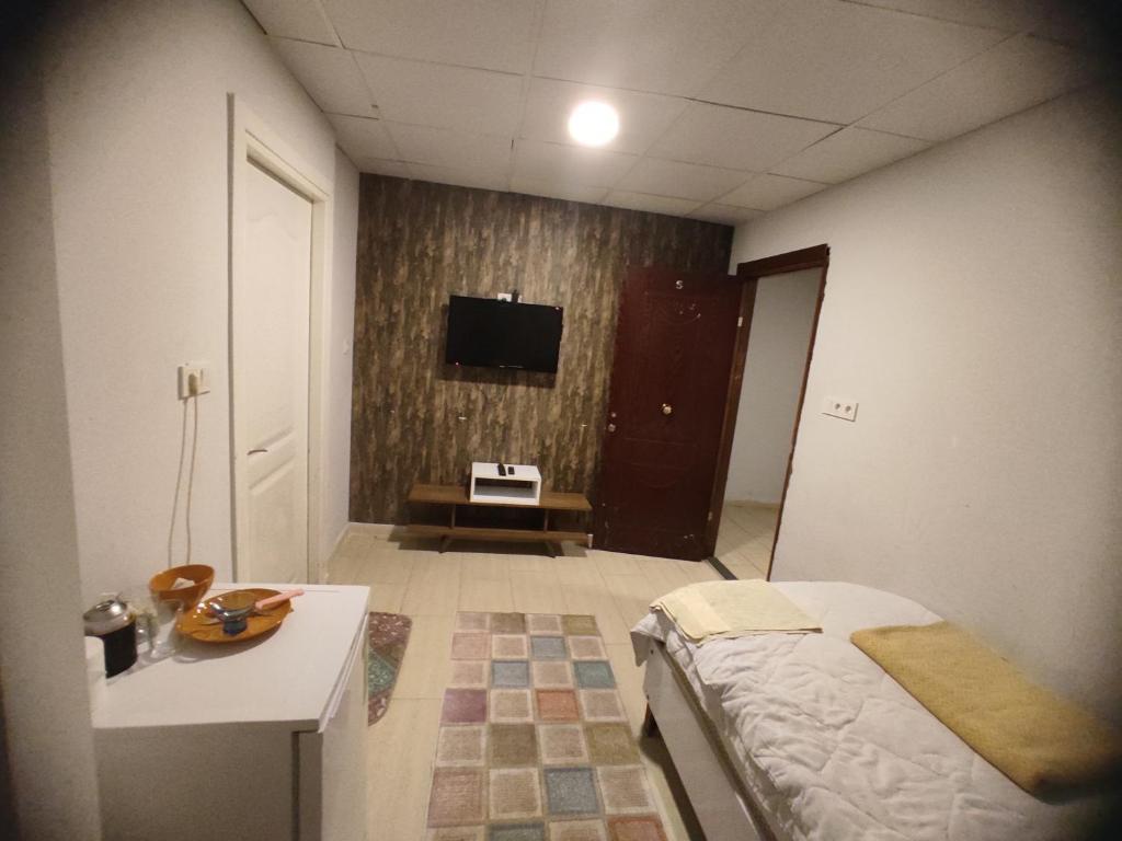 Cette chambre comprend un lit et une télévision murale. dans l'établissement Private Room in Istanbul #65, à Istanbul