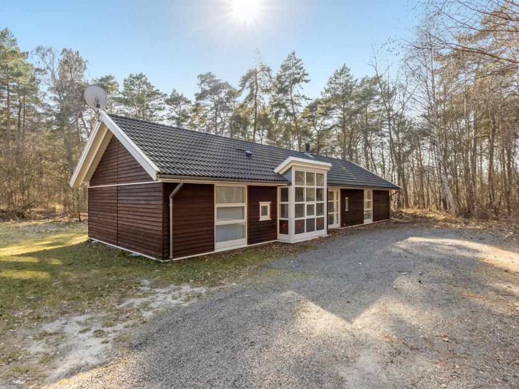 uma pequena casa no meio de um campo em Holiday Home Dorit - 600m from the sea in Bornholm by Interhome em Hasle