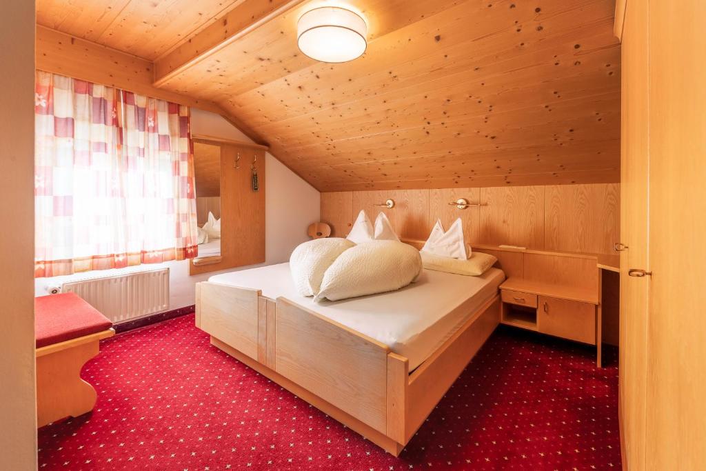 Postel nebo postele na pokoji v ubytování Gasthof Schwarzer Adler