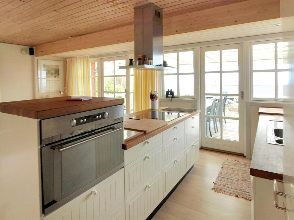 Kuchyň nebo kuchyňský kout v ubytování Holiday Home Iikka - 300m from the sea by Interhome