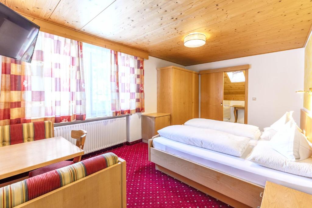 Postel nebo postele na pokoji v ubytování Gasthof Schwarzer Adler