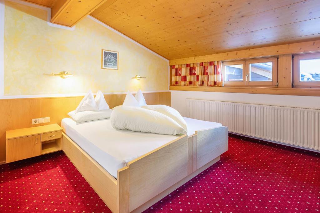 Postel nebo postele na pokoji v ubytování Gasthof Schwarzer Adler
