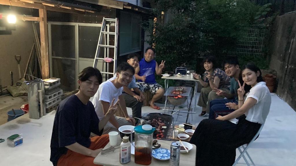 un grupo de personas sentadas en un patio en Guest House Yasuragi Kamigoto - Vacation STAY 45616v, en Shinkamigoto