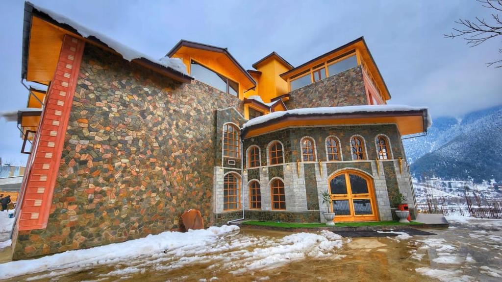 Nespecifikovaný výhled na hory nebo výhled na hory při pohledu z hotelu