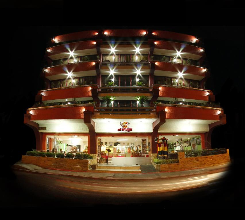 un gran edificio con luces encima en Hotel Las Américas en Morelia
