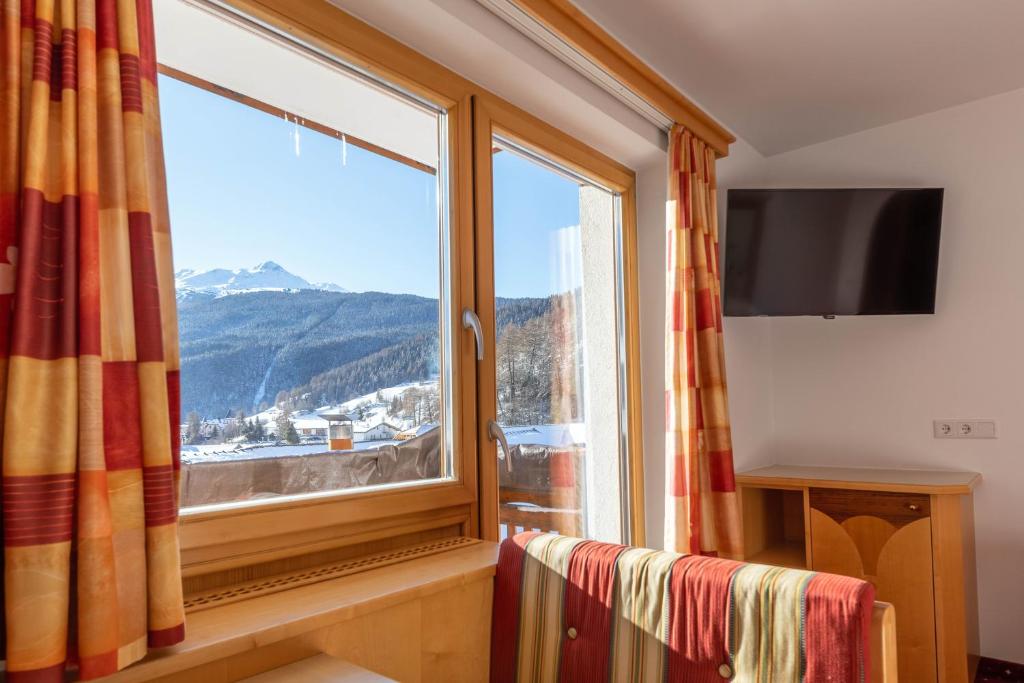 Nespecifikovaný výhled na hory nebo výhled na hory při pohledu z hotelu