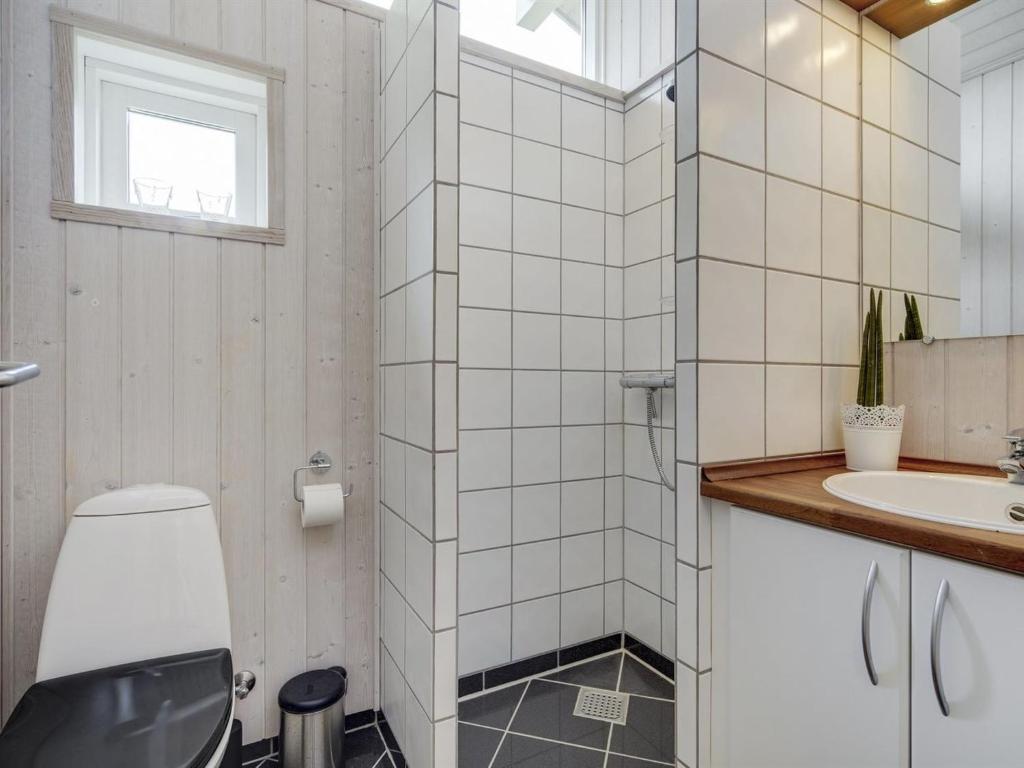Koupelna v ubytování Holiday Home Frithlef - 900m from the sea by Interhome