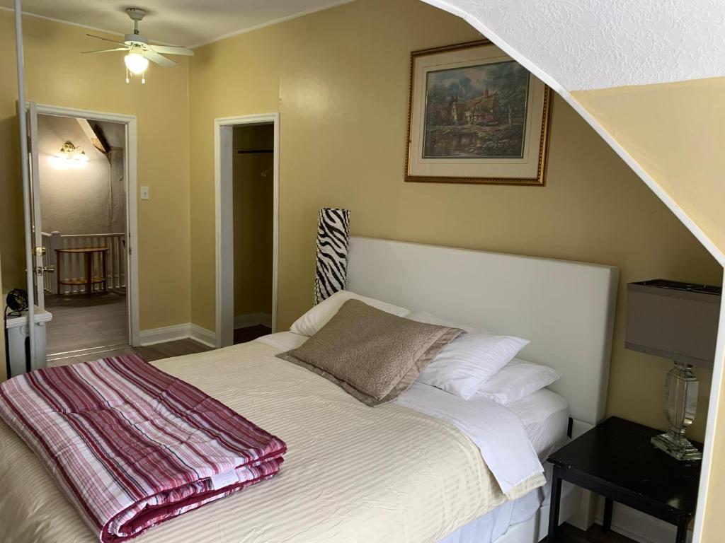 Una cama o camas en una habitación de Marmora and Lake Inn and Victorian Diner
