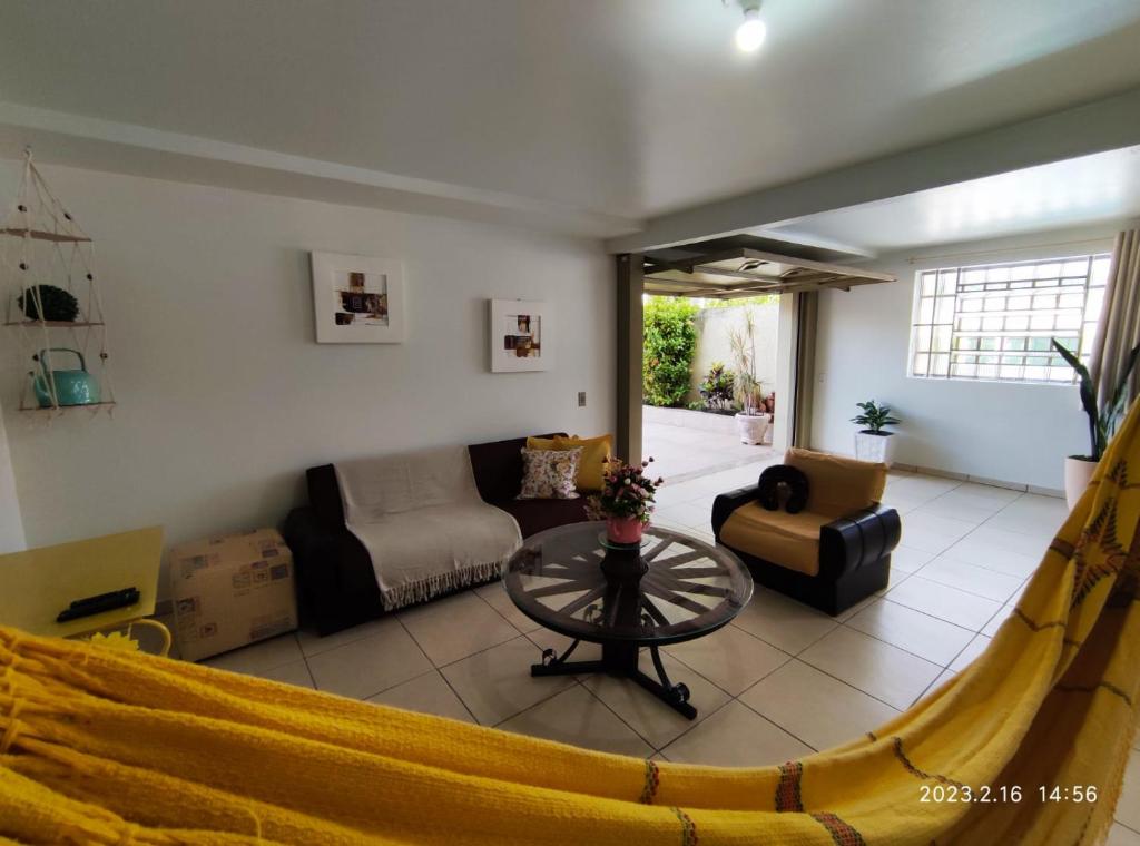 a living room with a couch and a table at Casa espaçosa próxima ao centro in Encantado