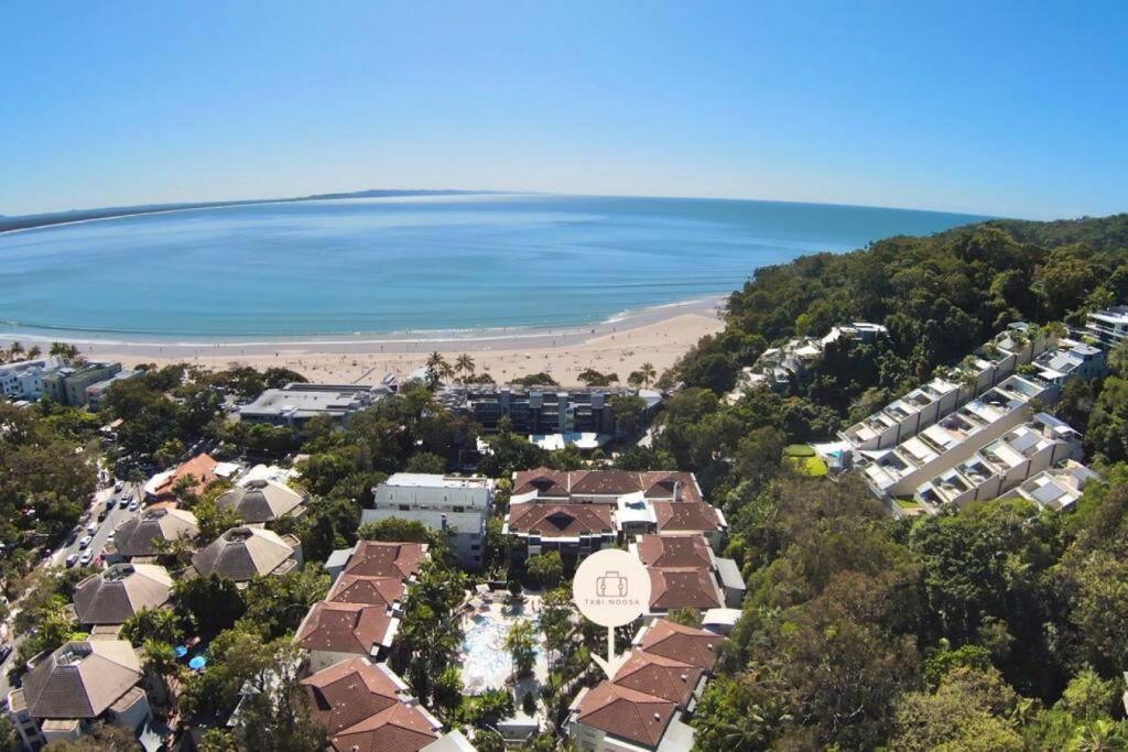 una vista aérea de una playa con casas y el océano en 124 Hastings Street 2 bedroom walk to the beach, en Noosa Heads
