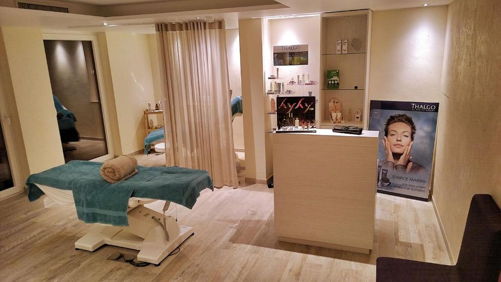 TV a/nebo společenská místnost v ubytování Logis Gourmet & Relax Hotel De La Sure