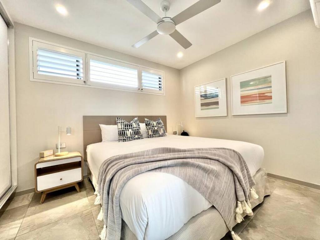 1 dormitorio con 1 cama y ventilador de techo en 6Apt Beautifully renovated on Hastings Street en Noosa Heads