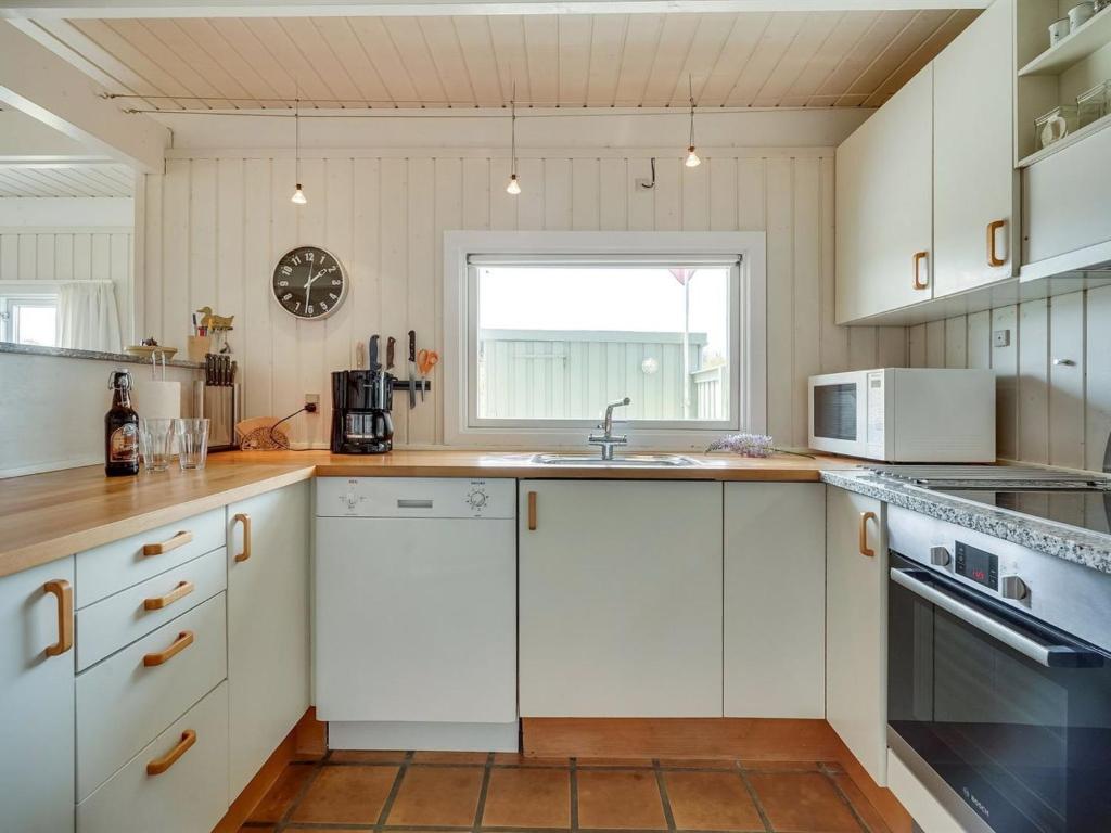 Kuchyň nebo kuchyňský kout v ubytování Holiday Home Inra - 400m from the sea by Interhome