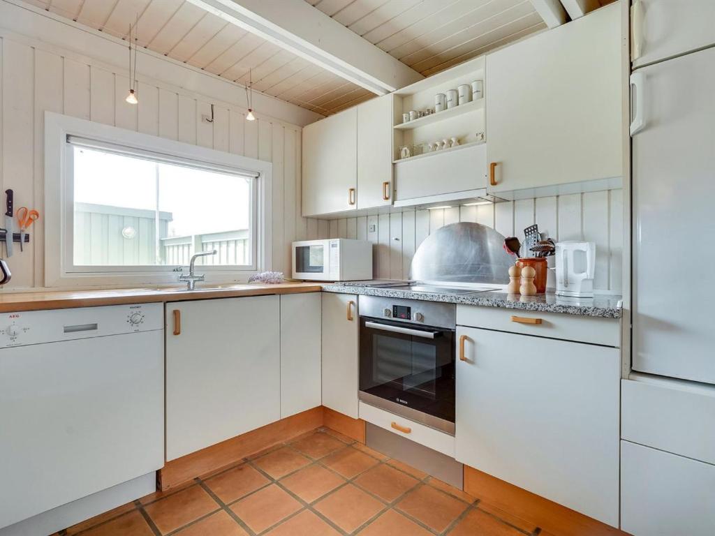 Kuchyň nebo kuchyňský kout v ubytování Holiday Home Inra - 400m from the sea by Interhome