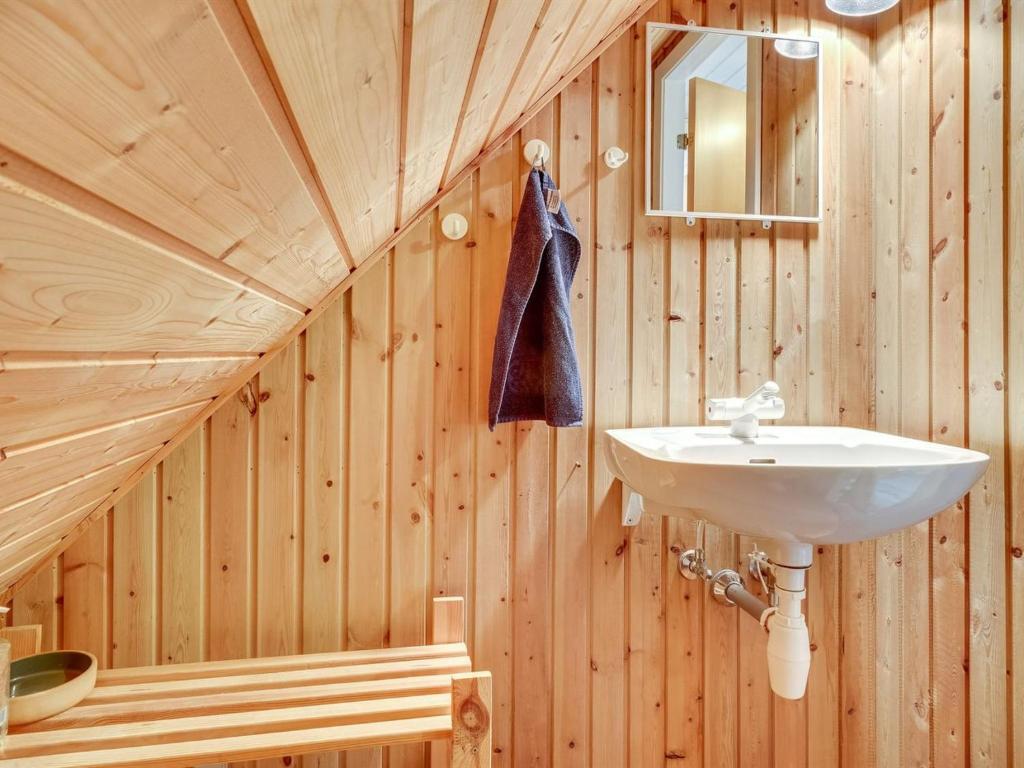 Koupelna v ubytování Holiday Home Inra - 400m from the sea by Interhome