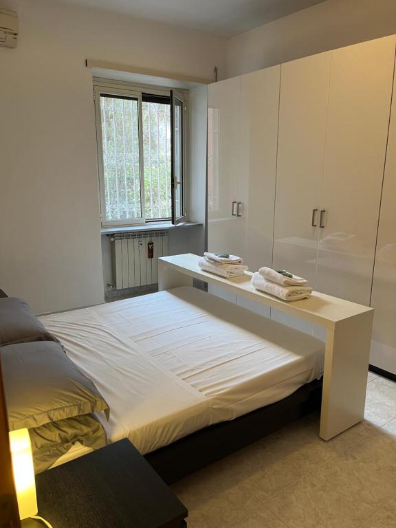 1 dormitorio con 1 cama, escritorio y ventana en Red house in Monteverde - Zen Real Estate, en Roma
