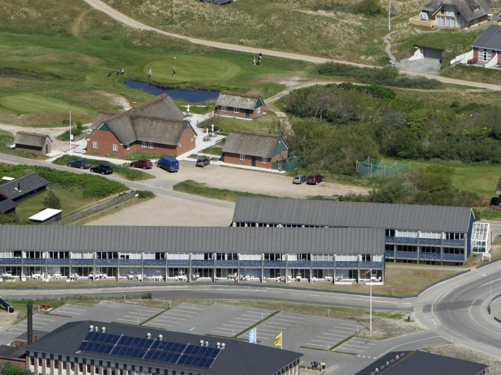 una vista aérea de un edificio con aparcamiento en Apartment Halina - 100m from the sea in Western Jutland by Interhome, en Fanø