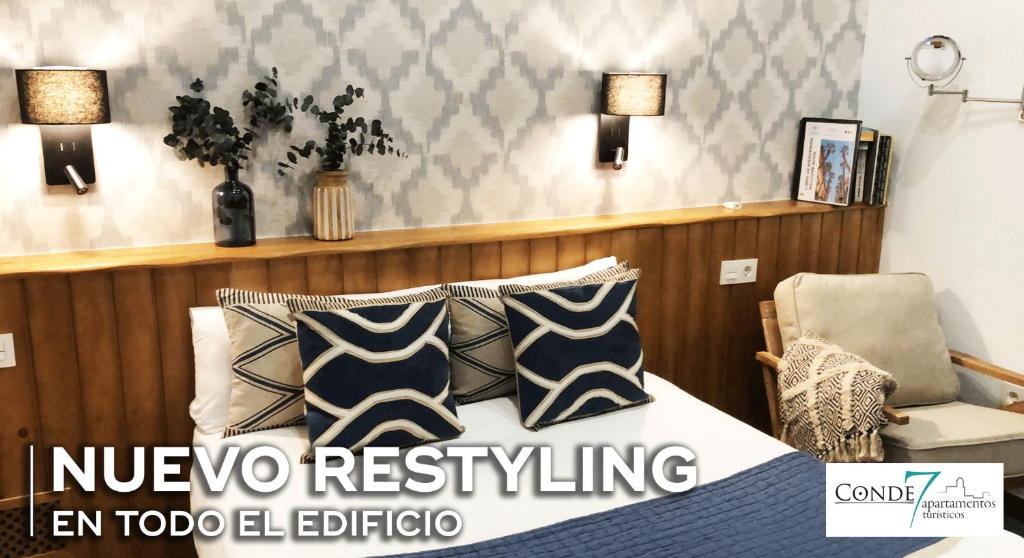 1 dormitorio con 1 cama con 2 almohadas y 1 silla en Edificio Conde 7- Plaza de la Merced, en Málaga