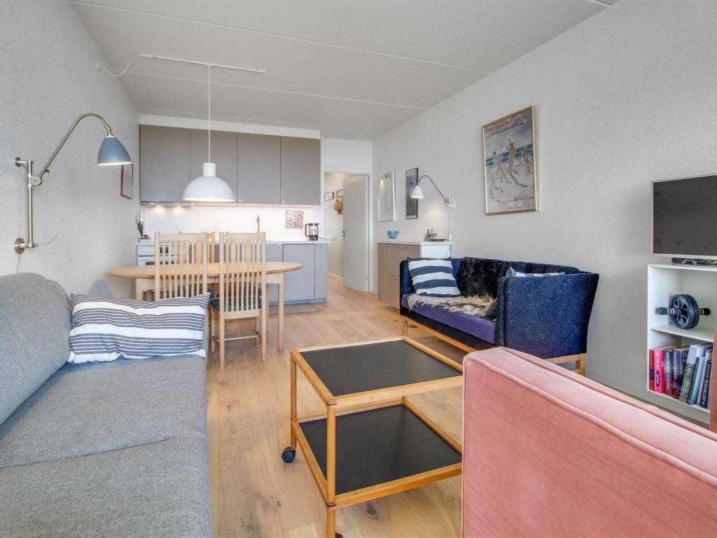 ein Wohnzimmer mit einem Sofa und einem Tisch in der Unterkunft Apartment Anedorte - 50m from the sea in Western Jutland by Interhome in Fanø