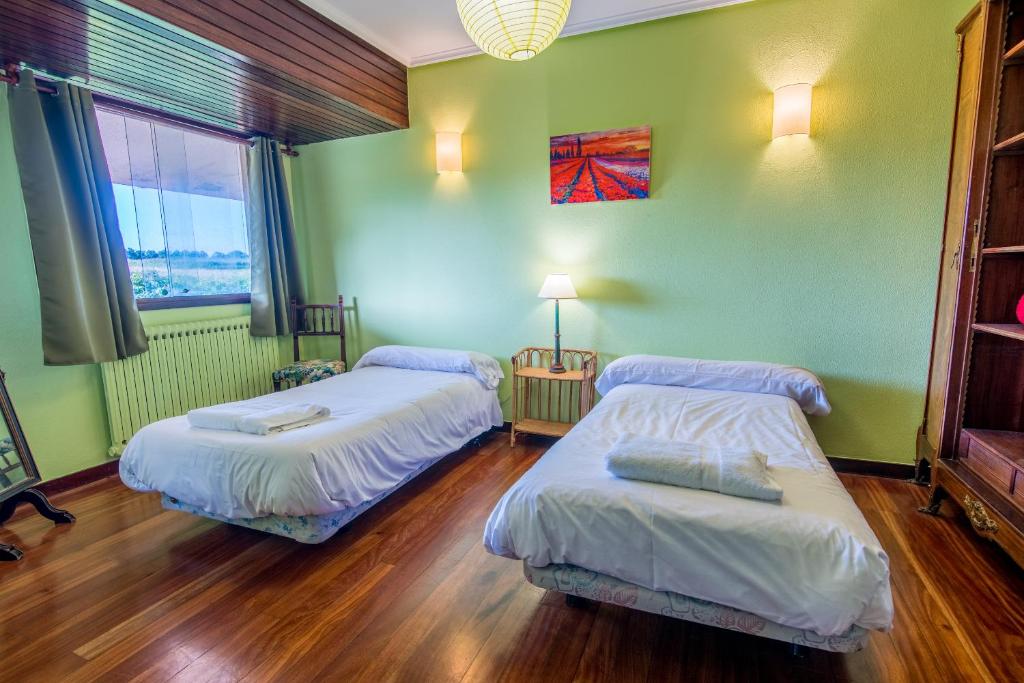 Postel nebo postele na pokoji v ubytování Azkorri Beach House