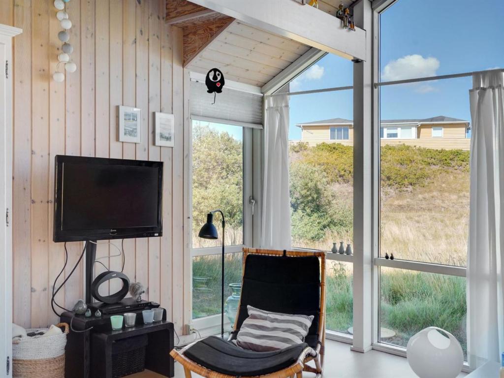 TV a/nebo společenská místnost v ubytování Holiday Home Aivi - 700m from the sea by Interhome