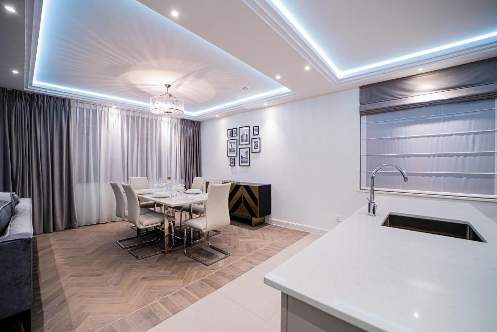Posedenie v ubytovaní Apartamenty Rynek 7 by Hotel Żywiecki****