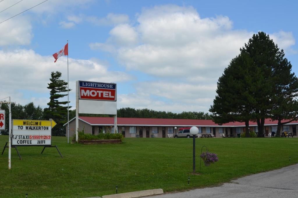 a restaurant with a sign on the side of the building at Lighthouse Motel in Walkerton