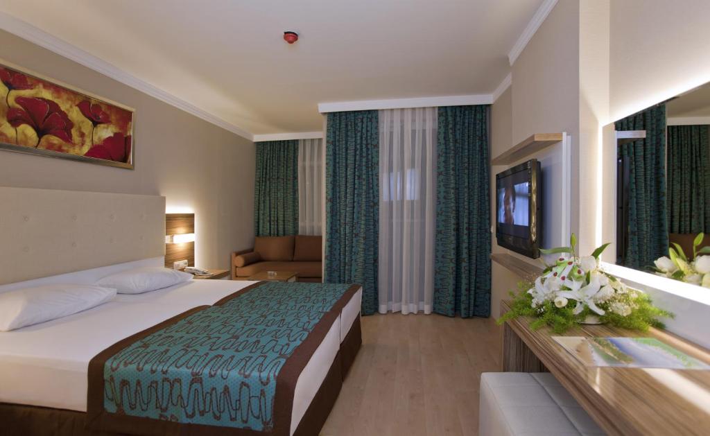 Postel nebo postele na pokoji v ubytování Riviera Hotel & Spa