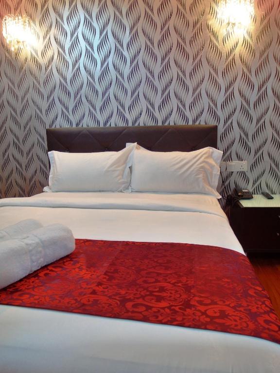 Postel nebo postele na pokoji v ubytování Classic Kinabalu Hotel