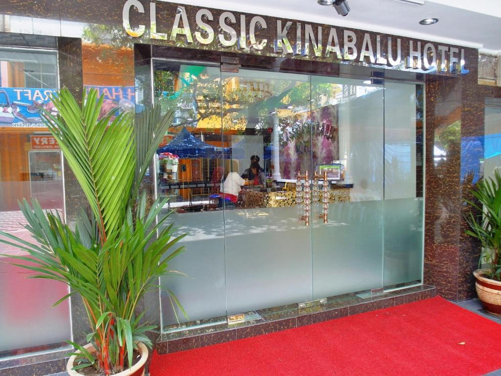 einen Laden mit einer Palme davor in der Unterkunft Classic Kinabalu Hotel in Kota Kinabalu