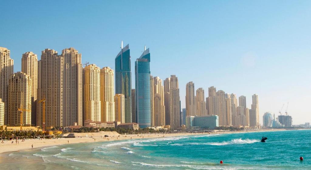 Blick auf den Strand vor einer Stadt in der Unterkunft Blue Beach Tower The Walk JBR in Dubai