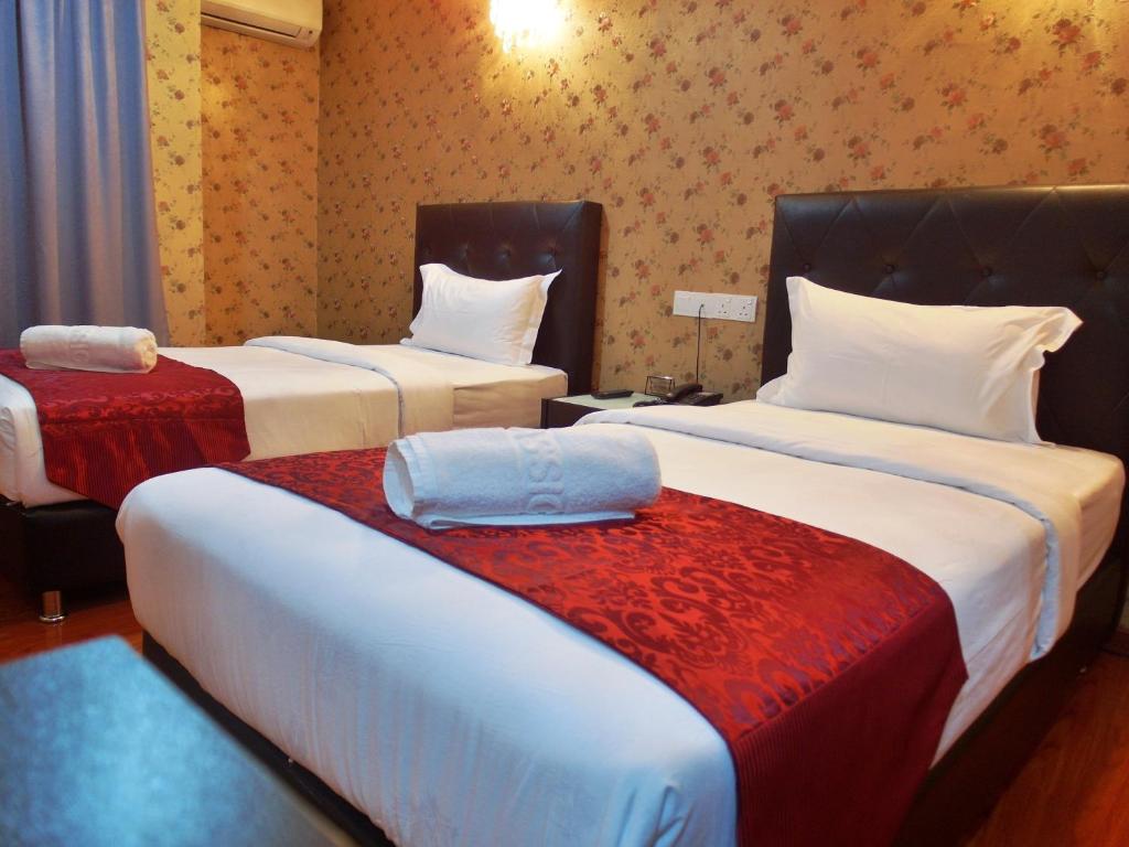 Postel nebo postele na pokoji v ubytování Classic Kinabalu Hotel