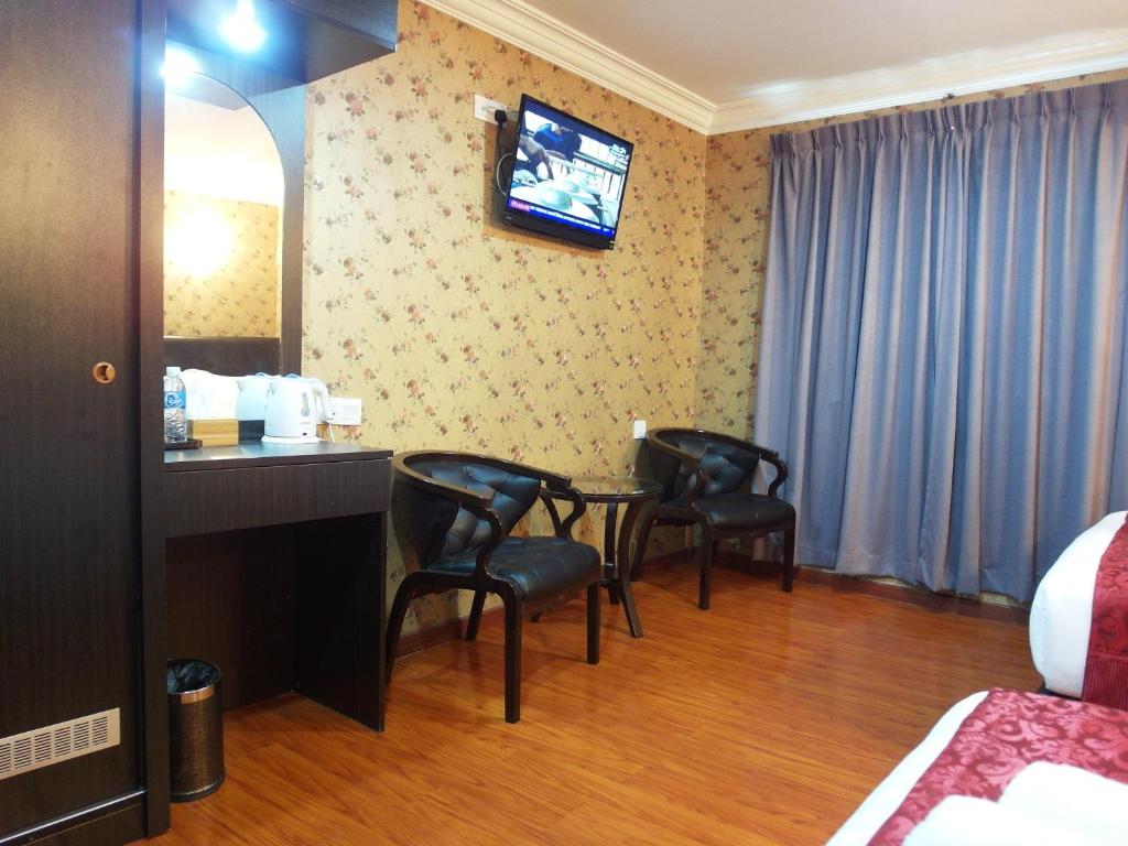 TV a/nebo společenská místnost v ubytování Classic Kinabalu Hotel