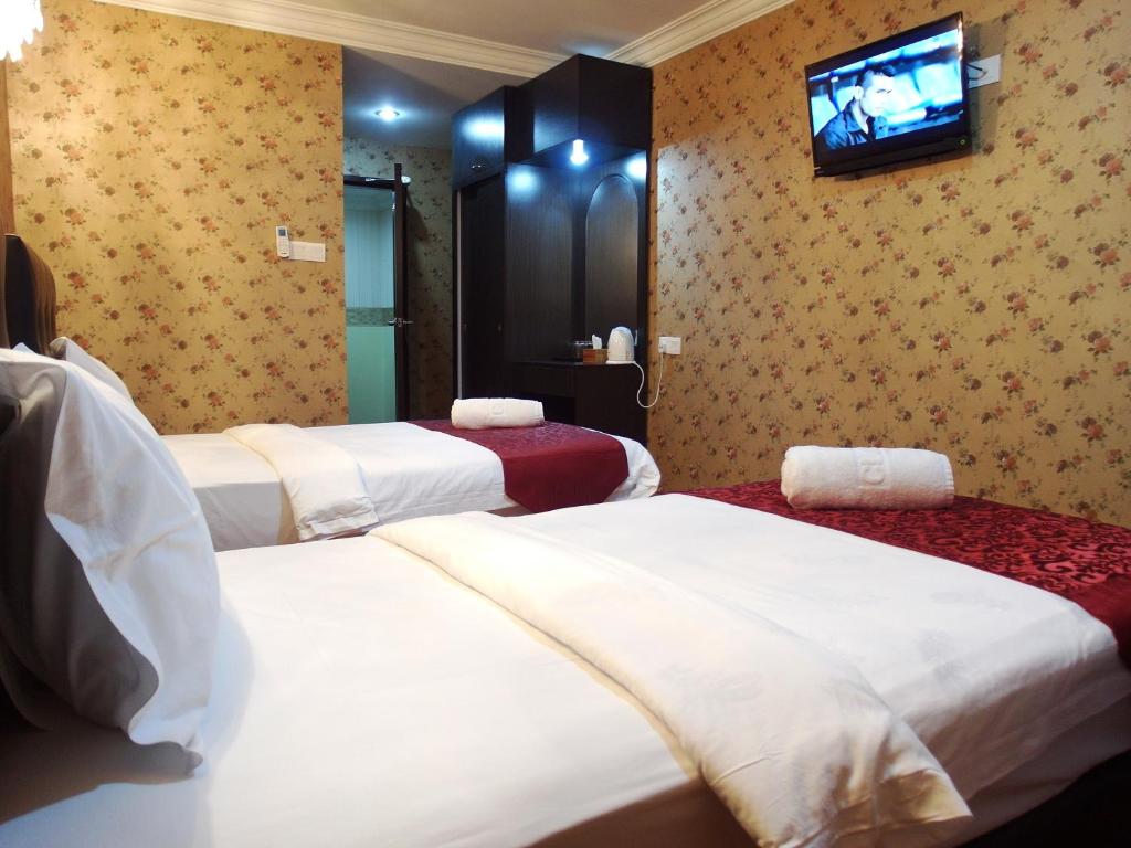 Postel nebo postele na pokoji v ubytování Classic Kinabalu Hotel