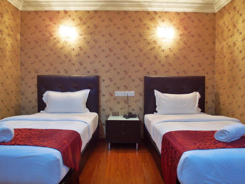 Postel nebo postele na pokoji v ubytování Classic Kinabalu Hotel