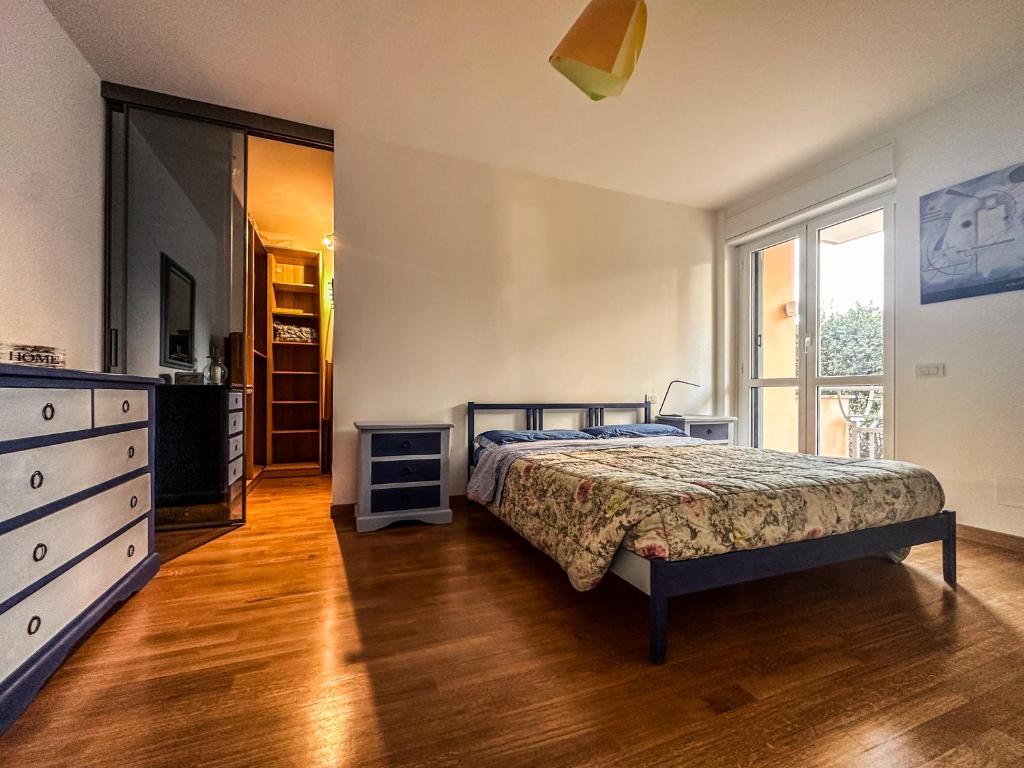 1 dormitorio con cama, tocador y espejo en La casa di Soddy, en Albano Laziale