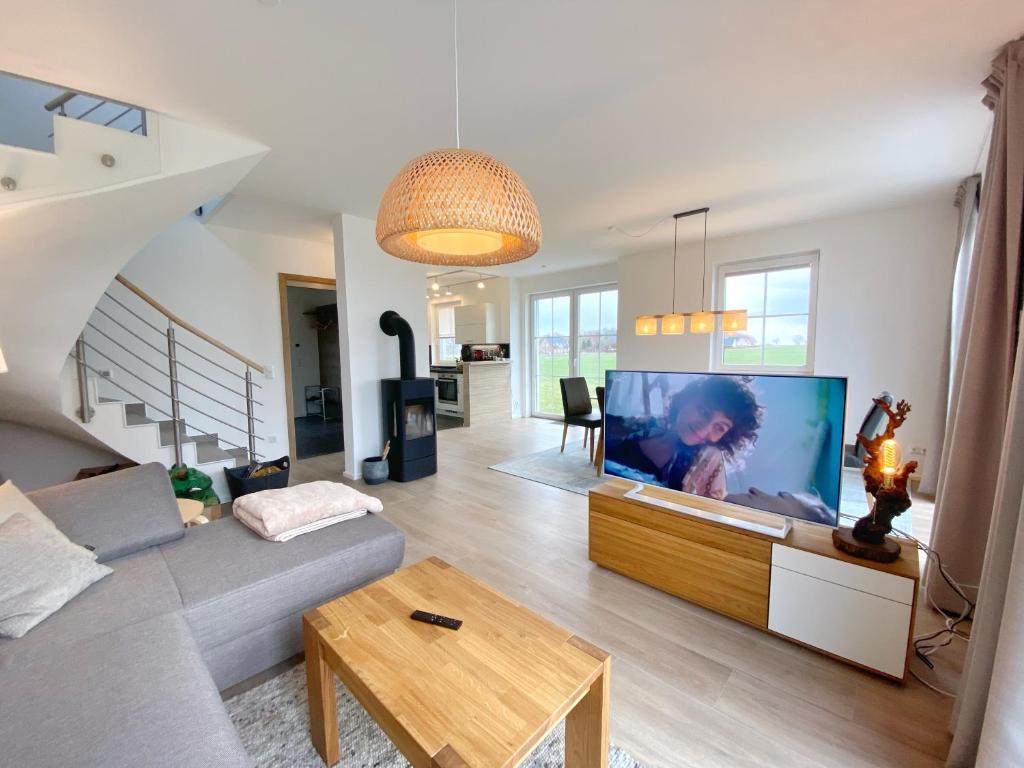 TV a/nebo společenská místnost v ubytování Ferienhaus Distelfink mit Sauna und Kamin