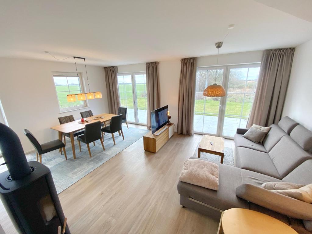 Posezení v ubytování Ferienhaus Distelfink mit Sauna und Kamin