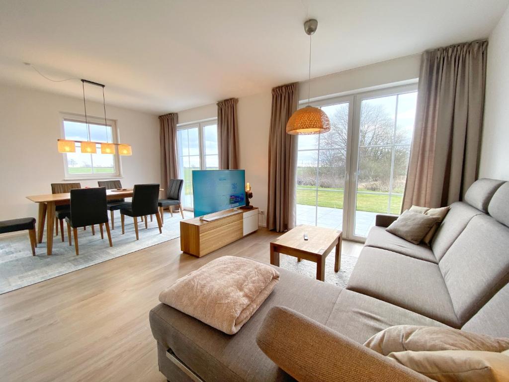 Posezení v ubytování Ferienhaus Distelfink mit Sauna und Kamin