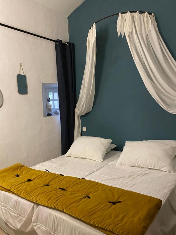 Domaine Faverot tesisinde bir odada yatak veya yataklar