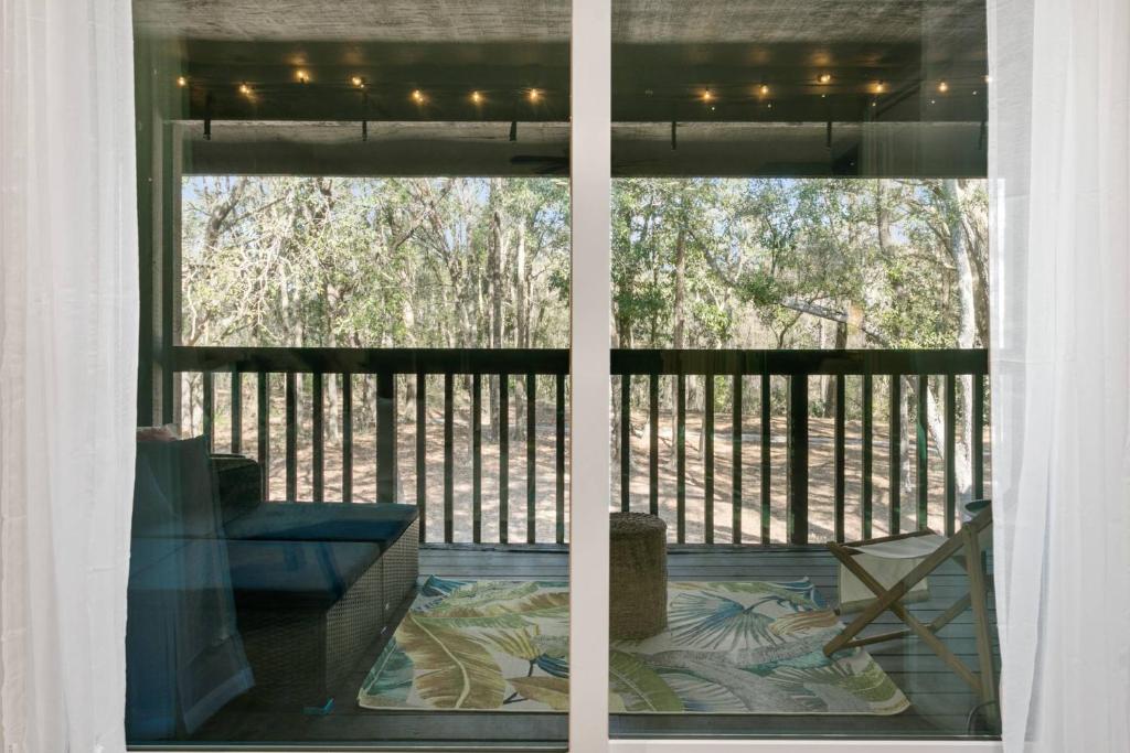 a window of a porch with a view of a deck at The Den at The Ravines in Middleburg