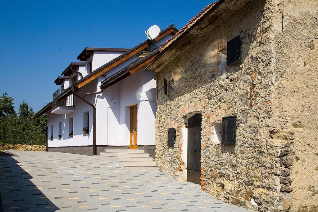 un gran edificio de piedra con escaleras al lado en Privát Kompišovci en Liptovský Ján