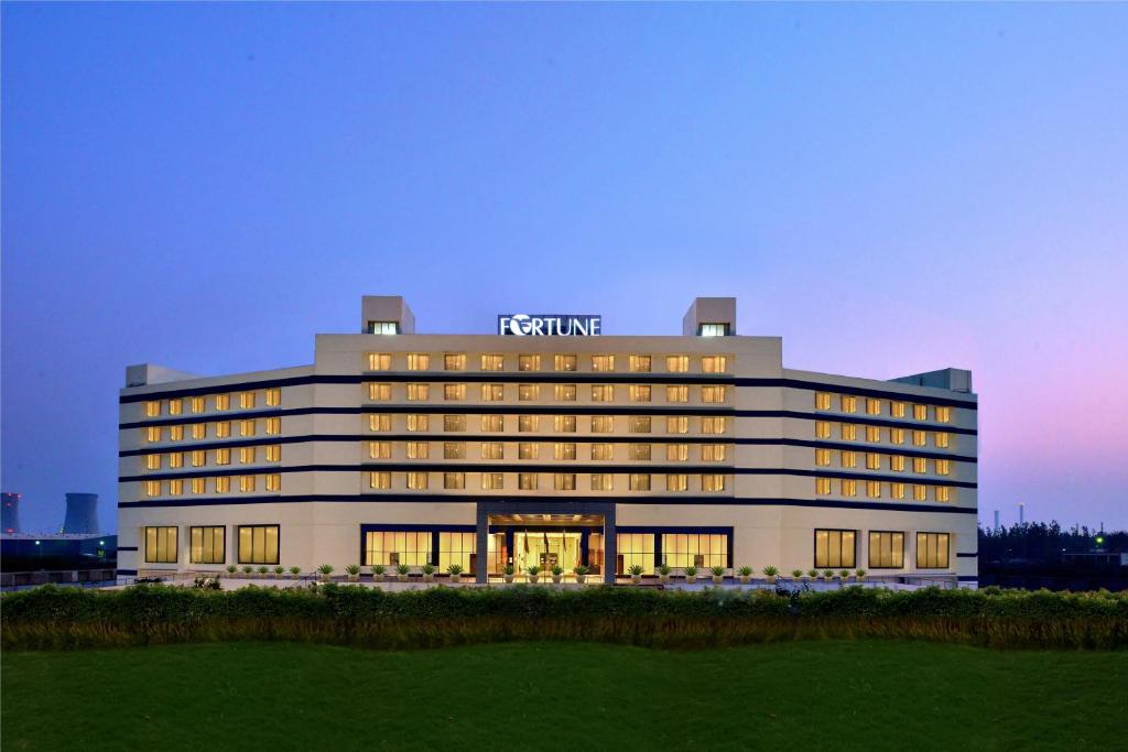 budynek hotelowy z napisem na górze w obiekcie Fortune Park, Dahej- Member ITC's Hotel Group w mieście Dahej