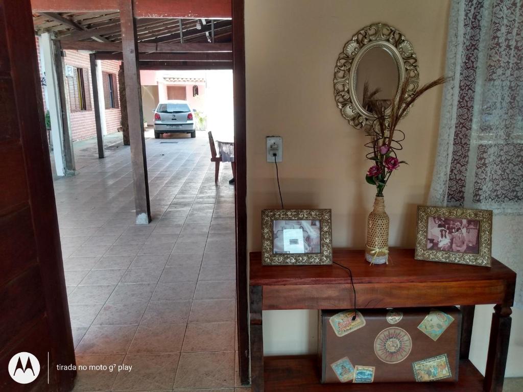 a table with a mirror and a table with a mirror at Pousada Sol e Verão in São Pedro da Aldeia