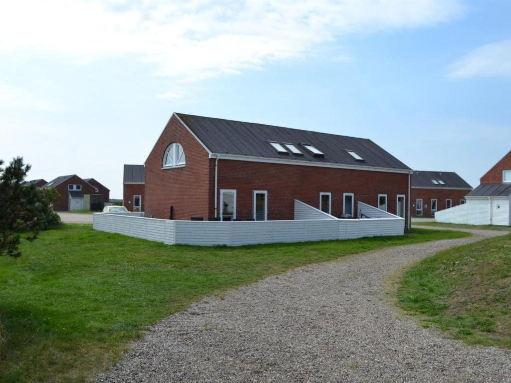 una casa de ladrillo rojo con techo negro en Apartment Niilo - 1-7km from the sea in Western Jutland by Interhome en Sønderby