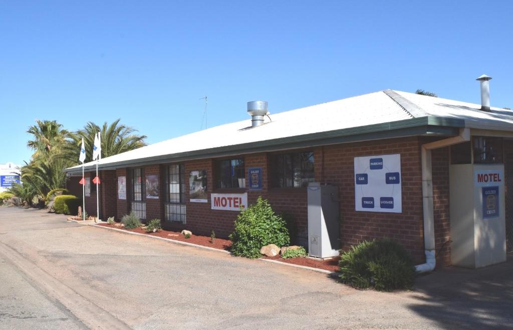 a brick building with a sign that reads motel at Roundhouse Motel in Peterborough